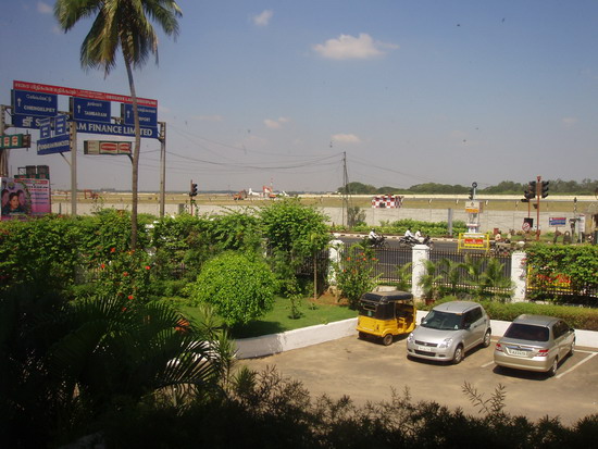 hotel de lujo con sus vehiculos de lujo.jpg